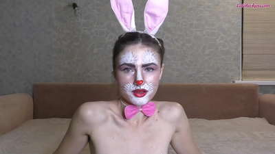 Un lapin sexy suce délicatement l'énorme bite de son meilleur ami.