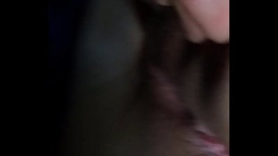 Avec une petite amie dans la voiture