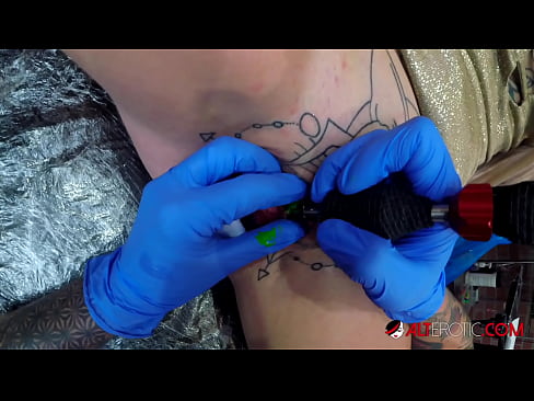 ❤️ Sully Savage, une chaudasse extrêmement tatouée, s'est fait tatouer le clitoris. Fucking at porn fr.rostov-laminat.ru ❌